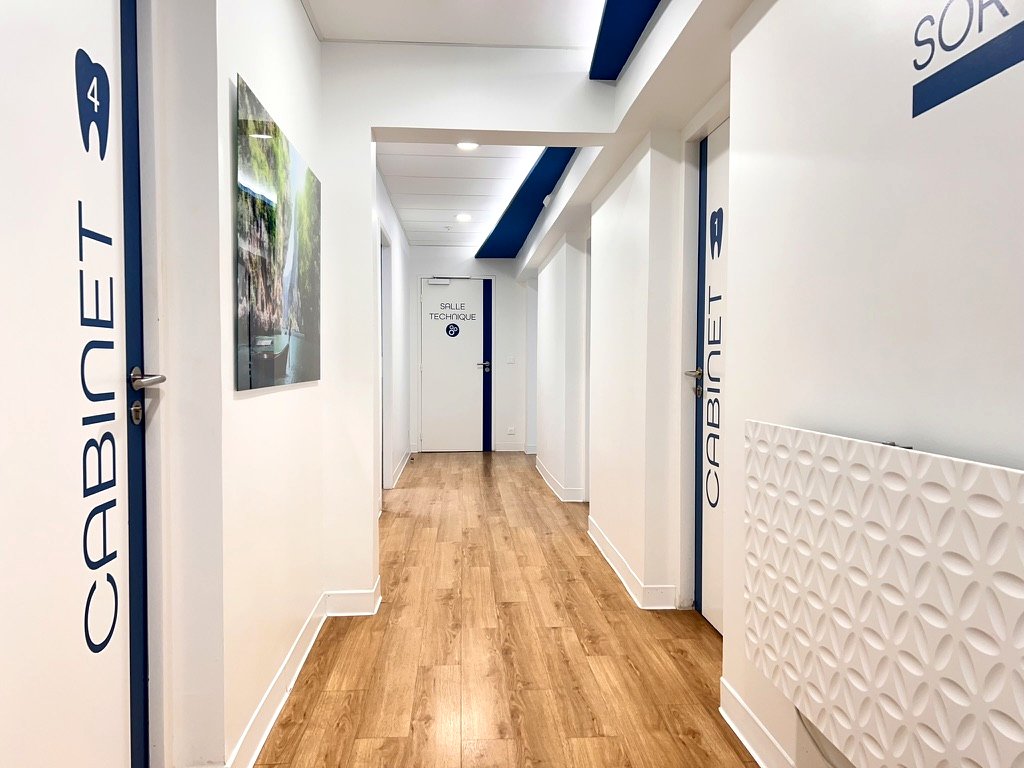 Couloir avec les cabinets numérotés